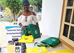 NL_2022-10_Surinam__Buecherspende-Aktion_2