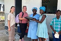 NL_2025-22_Suriname__Abenaston__Geschenk-UEbergabe