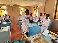 NL_2023-02_Sansibar_labor_sekundarschule
