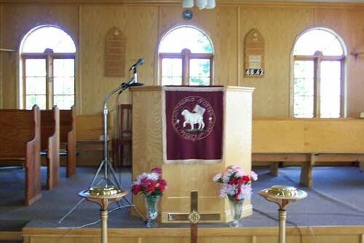 Labrador_Inside_Church
