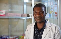 NL_2024-15_Tansania__Sikonge__Apotheker_Ibrahim_Mahimbali