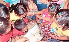 NL_2025-12_Suriname__Kinderbibeln_fuer_die_Trio