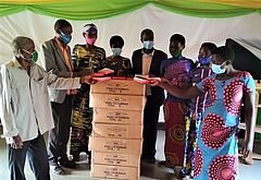 NL_2021-07_Ruanda__Empfang_von_Bibelgeschenk