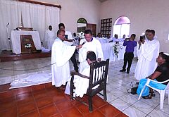 NL_2023-22_NIC__Einsegnung_des_Presbyters_Crispin_Orozco_durch_Evenor_Ismael_und_Rogelio_Zacarias__